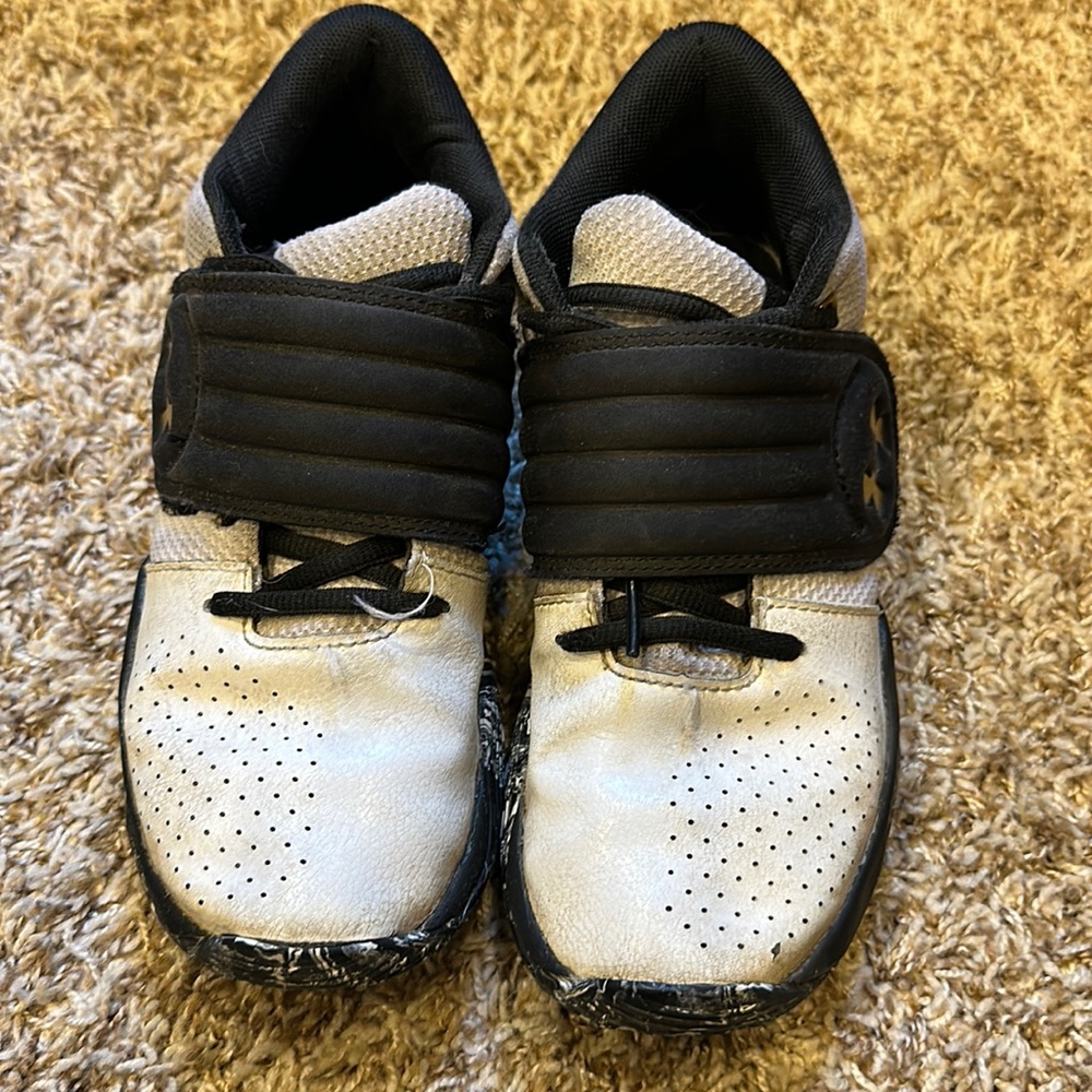 Under Armour shoes youth 5.5
